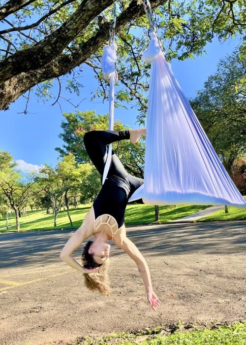 aula-yoga-aereo-1410x2000
