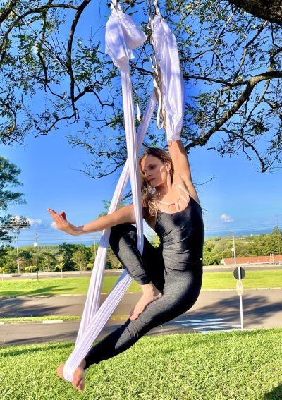 o-yoga-aereo-1410x2000